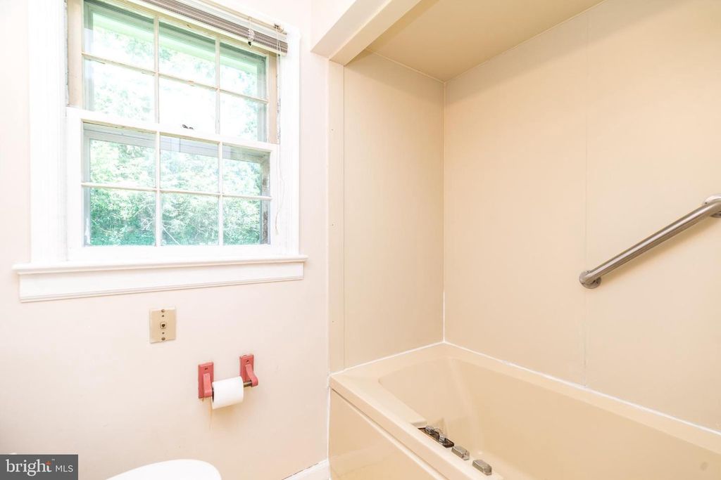52 FAIRWAY DR, Yardley, PA 19067