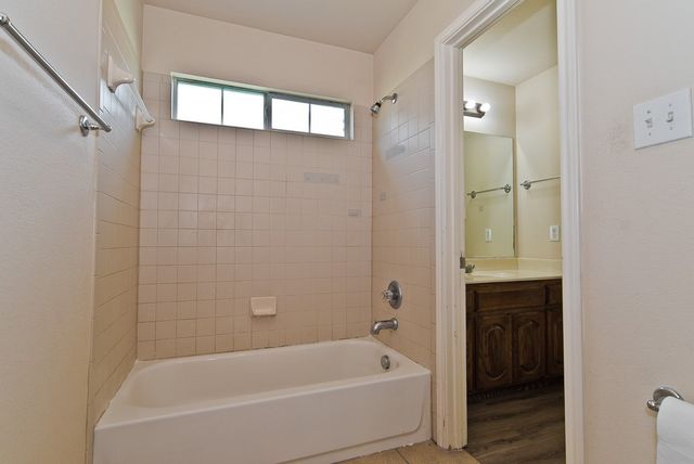 1736 Blue Stream Drive, Desoto, TX 75115