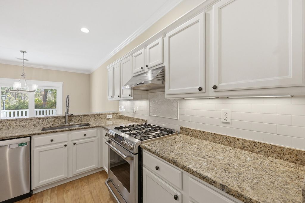 Image 16 of property listing at 2384 Bergeron Way, Mount Pleasant, SC 29466