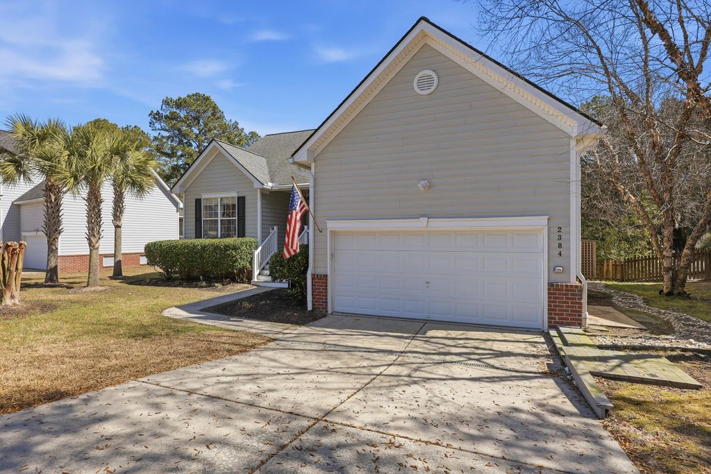 Image 3 of property listing at 2384 Bergeron Way, Mount Pleasant, SC 29466