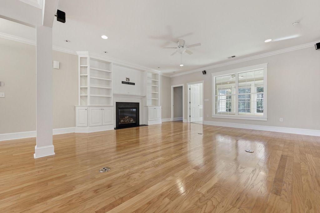 Image 8 of property listing at 2384 Bergeron Way, Mount Pleasant, SC 29466