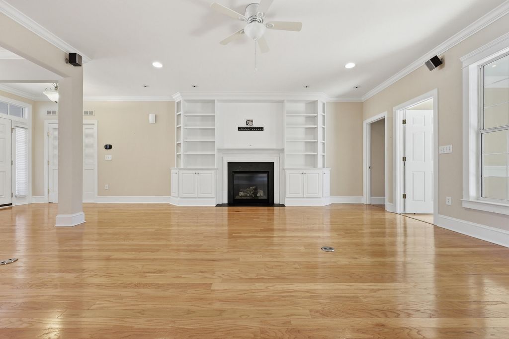 Image 9 of property listing at 2384 Bergeron Way, Mount Pleasant, SC 29466