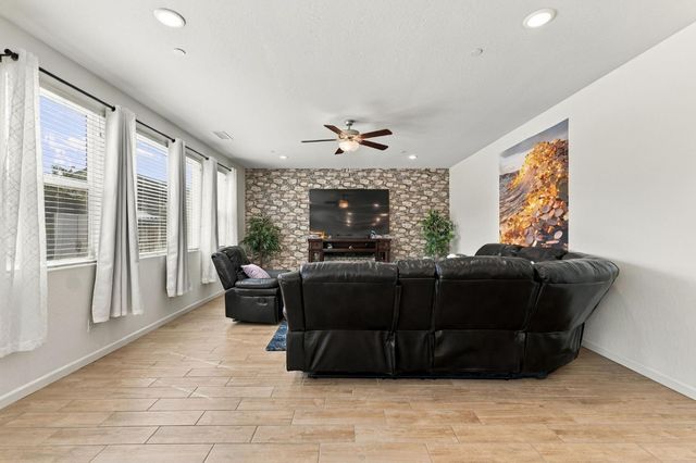 6585 E Huffman Avenue, Fresno, CA 93727