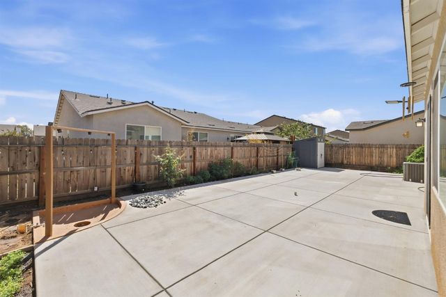 6585 E Huffman Avenue, Fresno, CA 93727