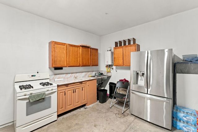 6585 E Huffman Avenue, Fresno, CA 93727