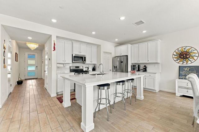 6585 E Huffman Avenue, Fresno, CA 93727