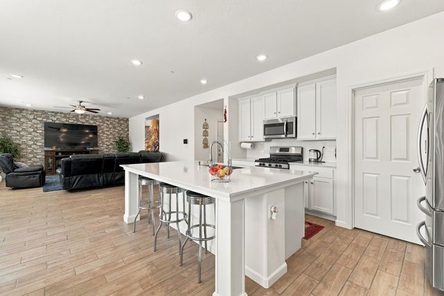 6585 E Huffman Avenue, Fresno, CA 93727