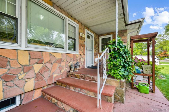 152 Parkwood Drive, Shirley, NY 11967