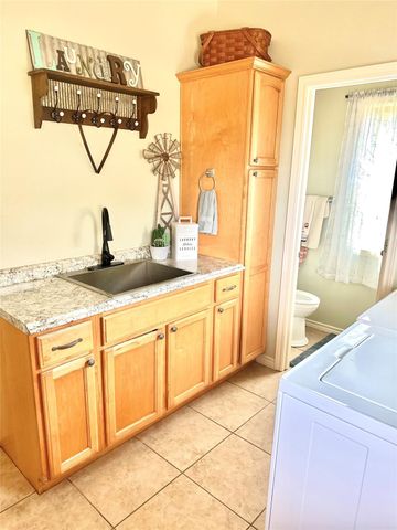 1020 E Fm 532, Hallettsville, TX 77964
