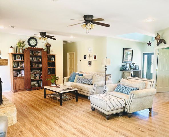 1020 E Fm 532, Hallettsville, TX 77964