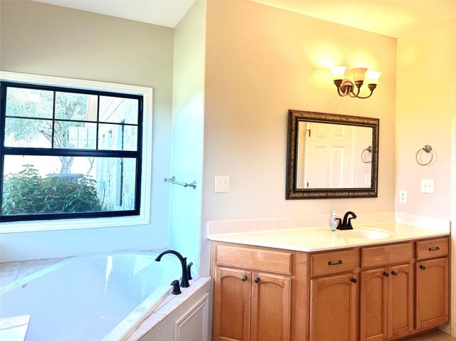 1020 E Fm 532, Hallettsville, TX 77964