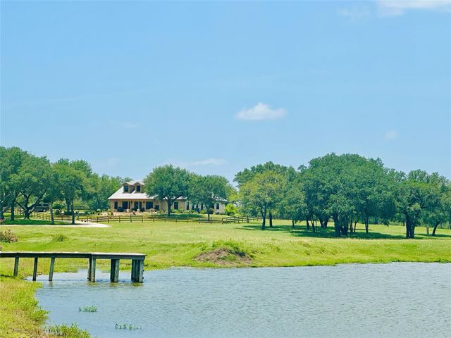 1020 E Fm 532, Hallettsville, TX 77964