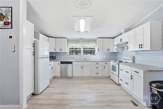 124 Edgewater Drive, Bloomingdale, GA 31302