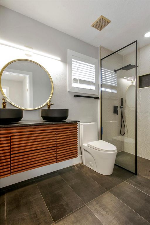 Image 15 of property listing at 822 POLK STREET, Orlando, FL 32805