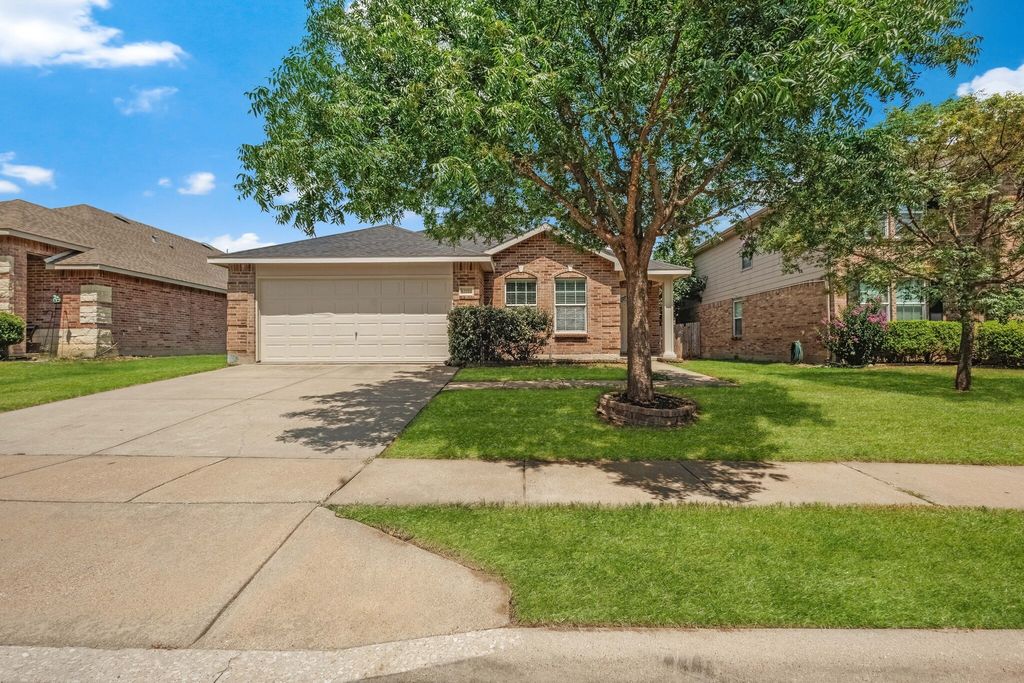 12752 Pricklybranch Drive, Fort Worth, TX 76244