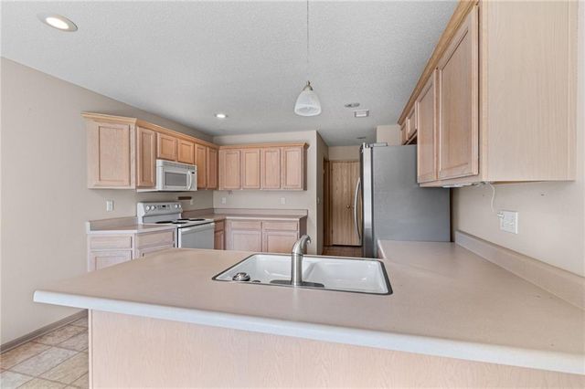 9831 N POTTER Avenue, Kansas City, MO 64157