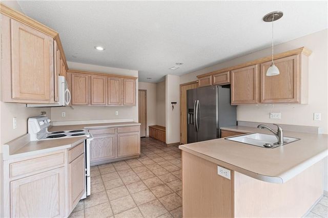 9831 N POTTER Avenue, Kansas City, MO 64157