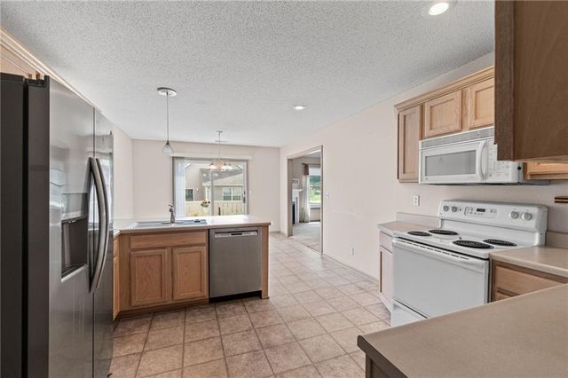 9831 N POTTER Avenue, Kansas City, MO 64157