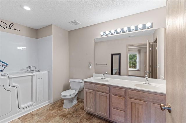 9831 N POTTER Avenue, Kansas City, MO 64157