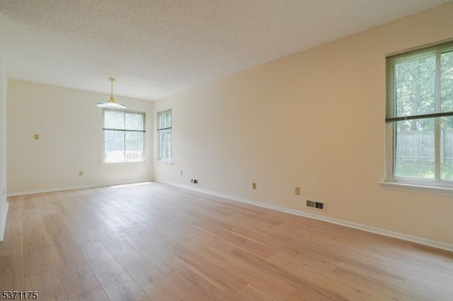 14 Carriage Pl, Edison Twp., NJ 08820