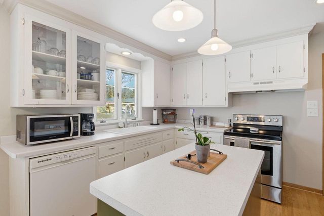 S17W36879 Henry STREET, Dousman, WI 53118