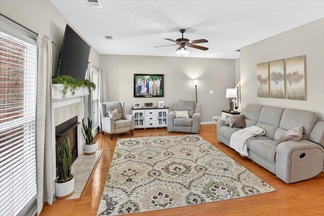 3830 BREEZY SHORES CV, Lakeland, TN 38002
