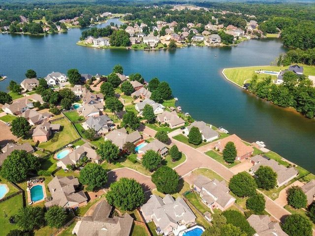 3830 BREEZY SHORES CV, Lakeland, TN 38002