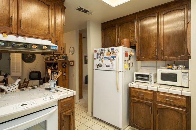 1049 W Sierra Avenue, Fresno, CA 93711
