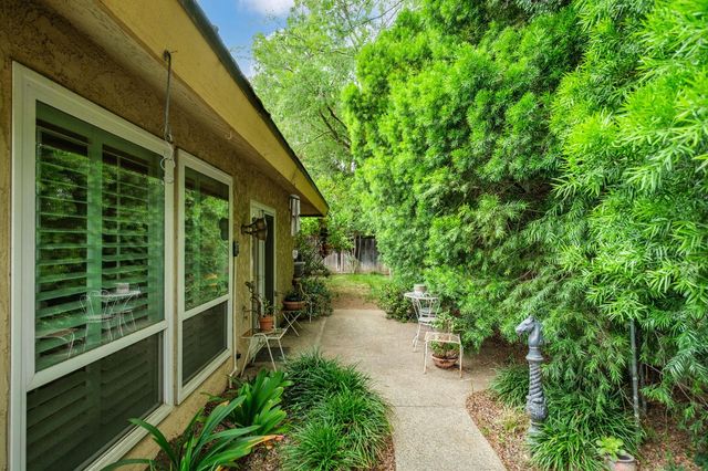 1049 W Sierra Avenue, Fresno, CA 93711