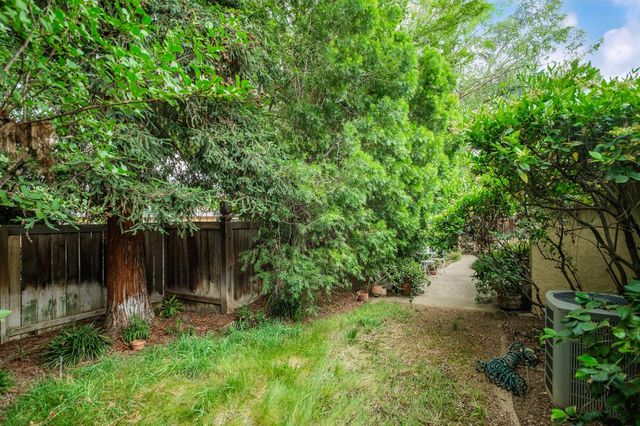 1049 W Sierra Avenue, Fresno, CA 93711