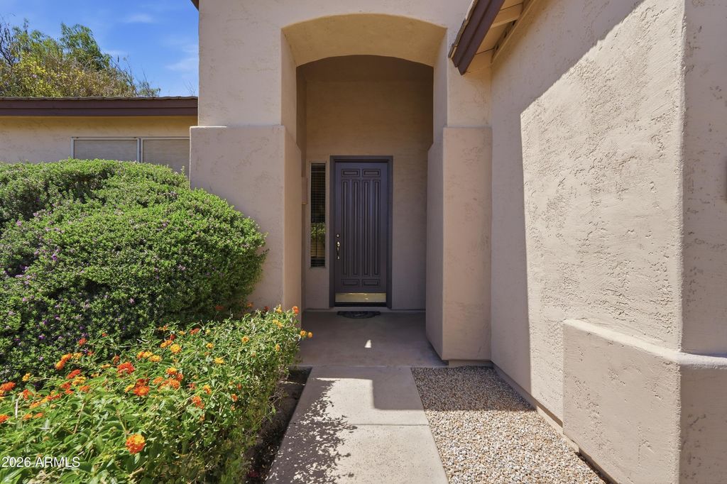 Image 4 of property listing at 420 N ROGER Way, Chandler, AZ 85225
