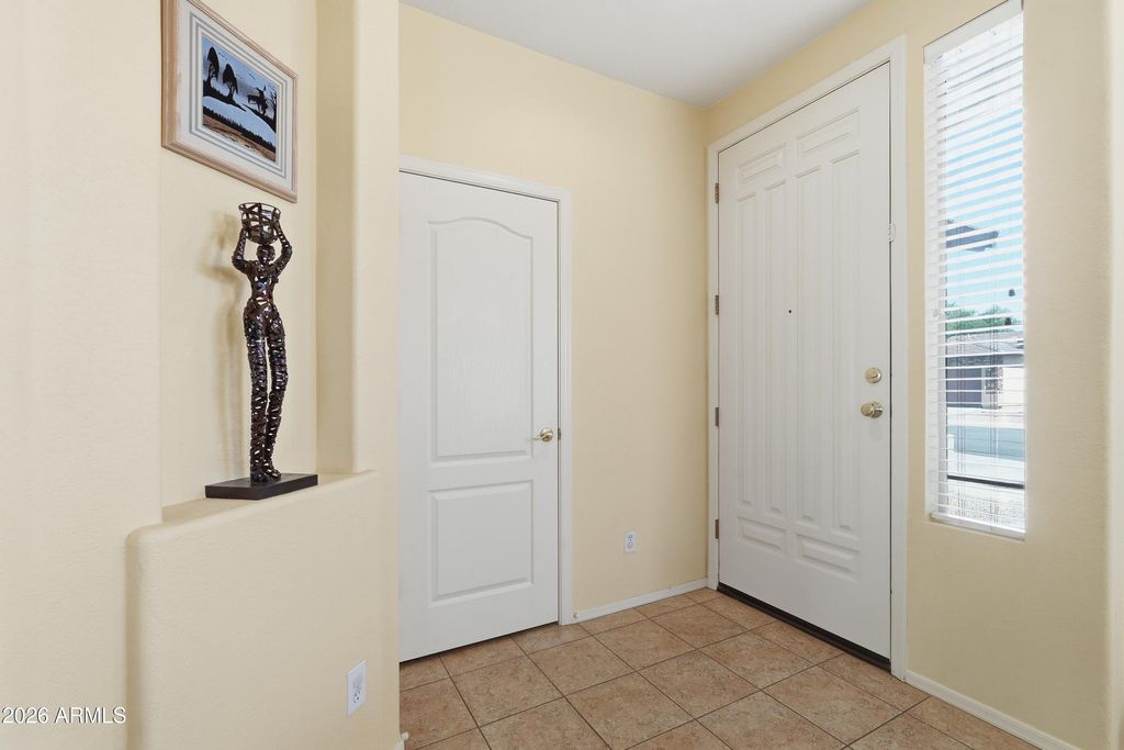 Image 5 of property listing at 420 N ROGER Way, Chandler, AZ 85225