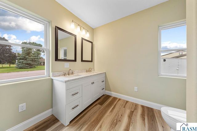 515 SW Benzel Avenue, Madelia, MN 56062