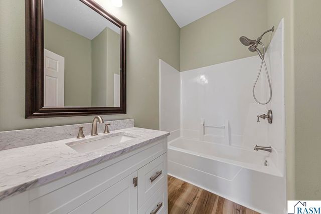 515 SW Benzel Avenue, Madelia, MN 56062