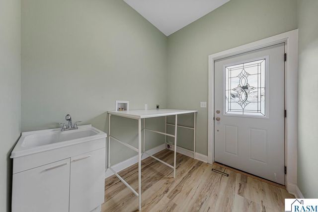 515 SW Benzel Avenue, Madelia, MN 56062