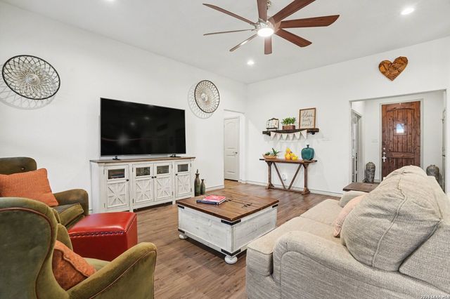 240 Roy Nichols Dr, Blanco, TX 78606