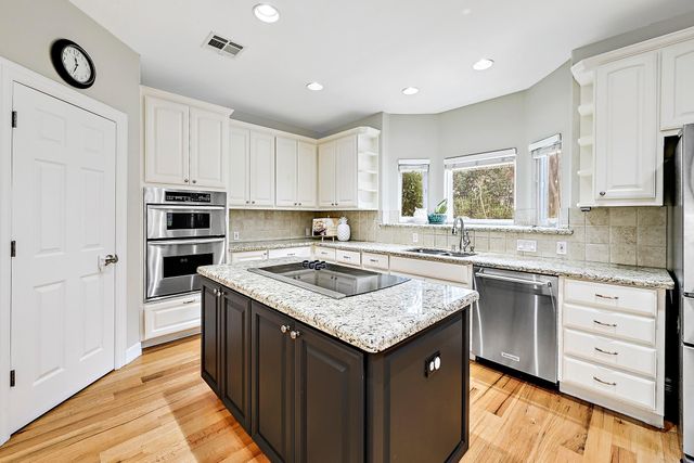 22 Hedgebrook WAY, The Hills, TX 78738