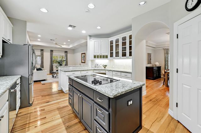 22 Hedgebrook WAY, The Hills, TX 78738