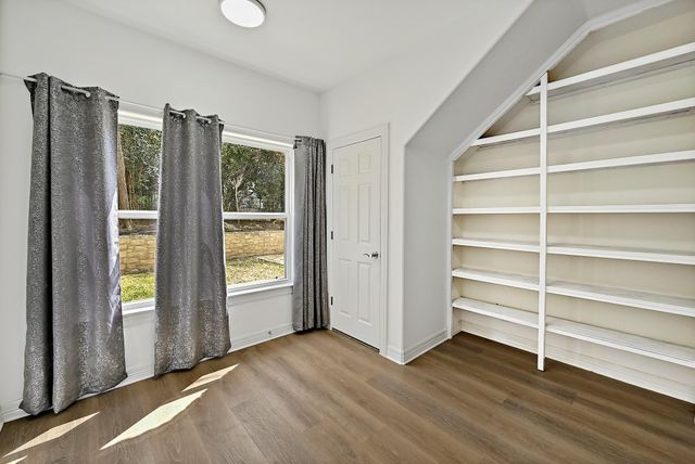 22 Hedgebrook WAY, The Hills, TX 78738