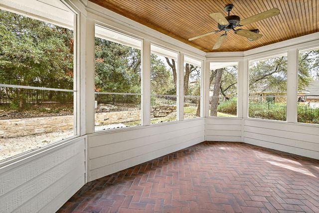 22 Hedgebrook WAY, The Hills, TX 78738