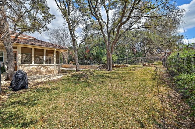 22 Hedgebrook WAY, The Hills, TX 78738