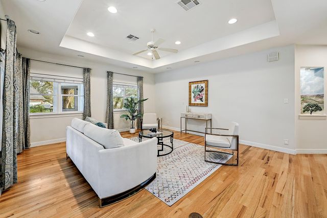 22 Hedgebrook WAY, The Hills, TX 78738