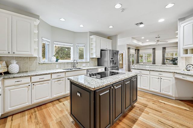 22 Hedgebrook WAY, The Hills, TX 78738