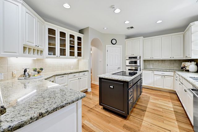 22 Hedgebrook WAY, The Hills, TX 78738