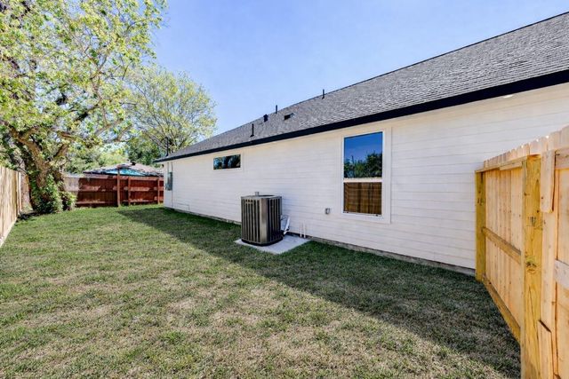 1118 N Shepherd Drive, Baytown, TX 77520