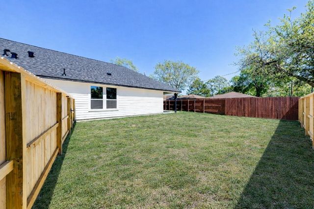 1118 N Shepherd Drive, Baytown, TX 77520