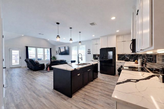 1118 N Shepherd Drive, Baytown, TX 77520