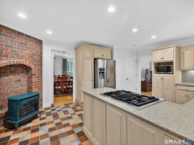 2 Larchwood Lane, East Lyme, CT 06333