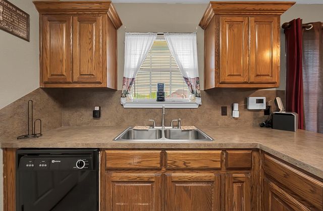 202 Wildcat Drive, Lacy Lakeview, TX 76705