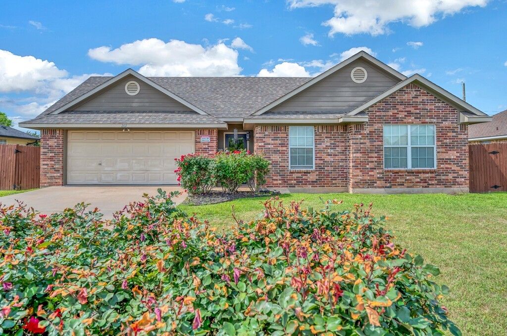 202 Wildcat Drive, Lacy Lakeview, TX 76705